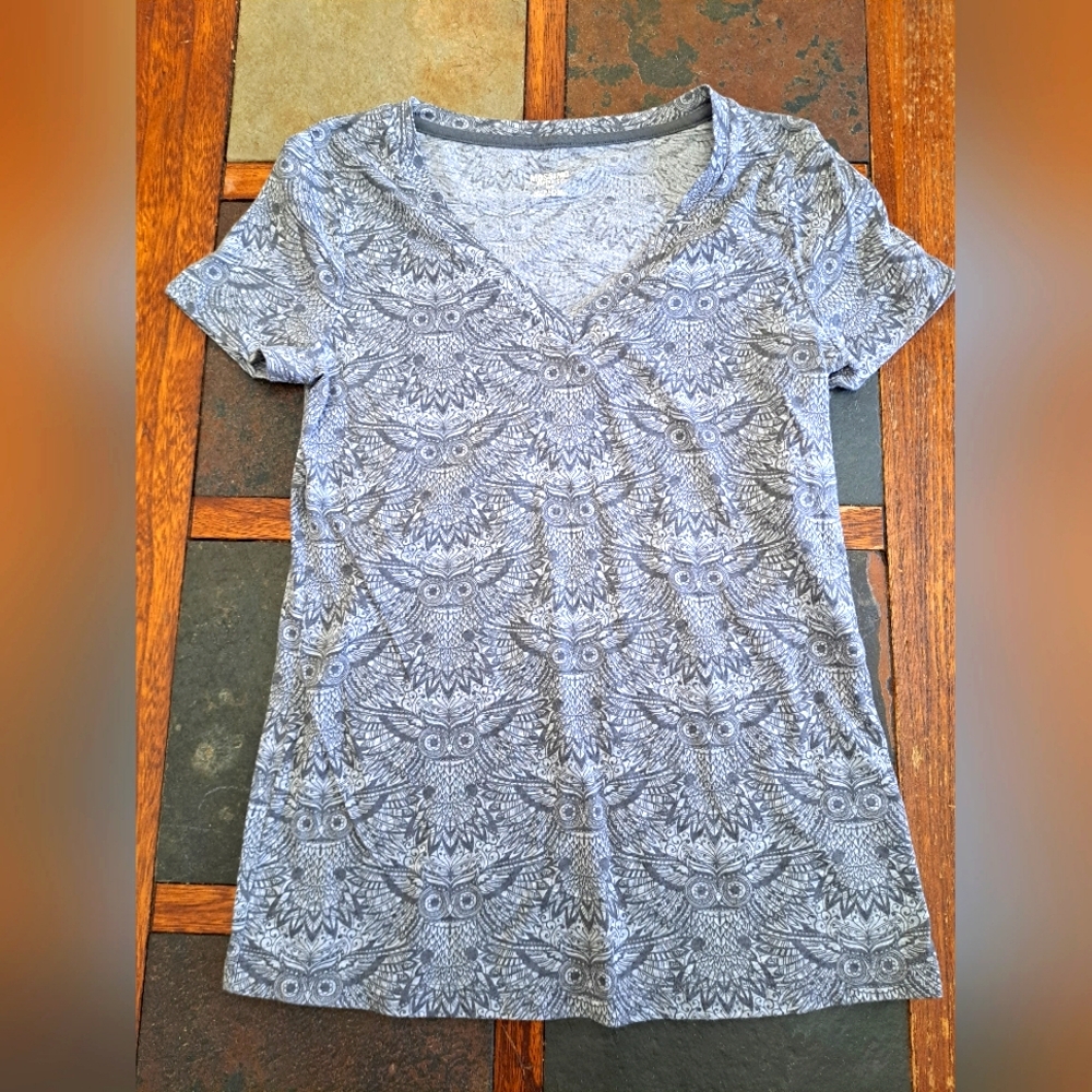 Mossimo Gray Boho Owl Design V-Neck Tshirt